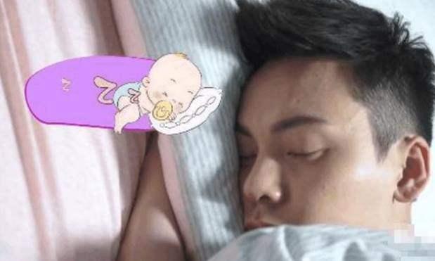 明星拍戏睡着照片,真实工作状态曝光引热议